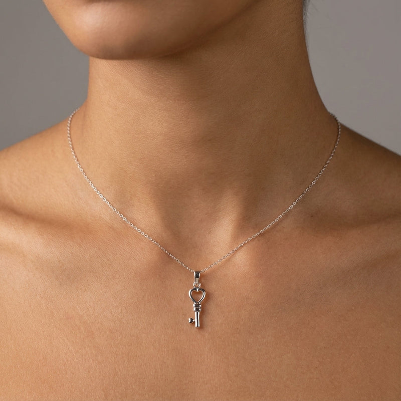 925 sterling silver necklace collection Dubai — pendant, layered and gemstone styles assembled in UAE