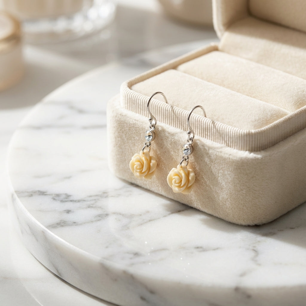 أقراط متدلية من الفضة عيار 925 مرصعة بوردة كريمية وأحجار الراين مع لمسة كريستالية مزدوجة