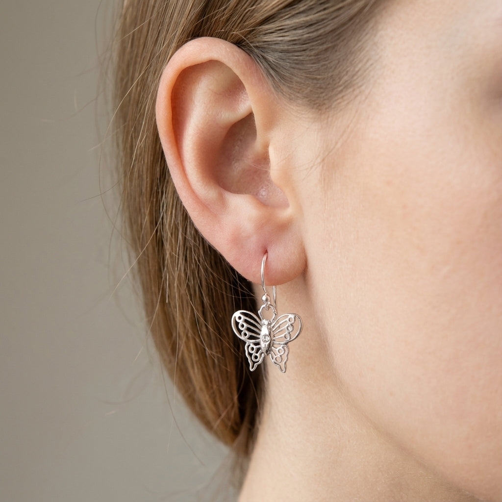 أقراط متدلية من الفضة الإسترلينية بتصميم فراشة مزخرفة بأحجار الراين