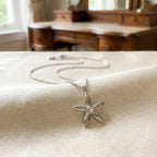 قلادة فضية بزهرة الياسمين مرصعة بالزركونيا المكعبة