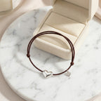 سوار على شكل قلب نابض، مزين بتعليقة مطلية بالفضة