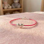 سوار فضي على شكل قلب مع خيط مطاطي وردي فاقع