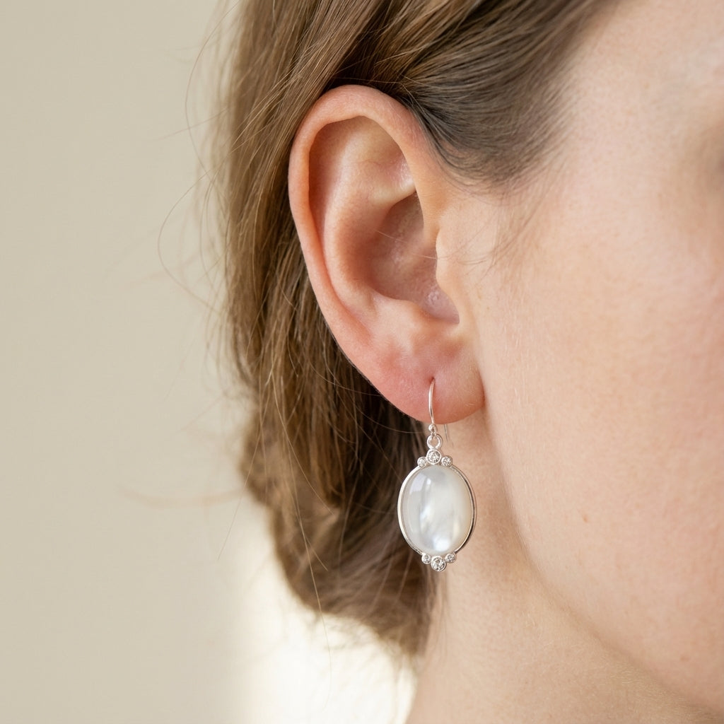 أقراط بيضاوية متدلية من الفضة الإسترلينية واللؤلؤ مع لمسات من الكريستال