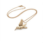 قلادة على شكل طائر الطنان أثناء الطيران، مطلية بالذهب عيار 925 من الفضة الإسترليني