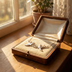 قلادة فضية للأزواج على شكل طائر السنونو مع رمز قلب الحب