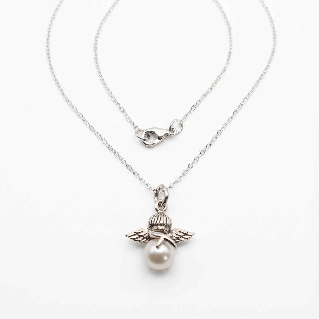 قلادة كيوبيدز ويسبر الفضية مع لمسة من اللؤلؤ