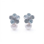 أقراط قبة من الفضة عيار 925 مطلية بالروديوم مرصعة باللؤلؤ وبتلات زهرية مرصعة