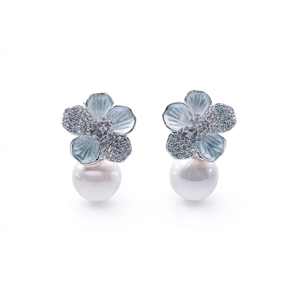 أقراط قبة من الفضة عيار 925 مطلية بالروديوم مرصعة باللؤلؤ وبتلات زهرية مرصعة