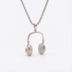 قلادة سماعات رأس دي جيه مرصعة بالكريستال مصنوعة من الفضة الإسترليني عيار 925 مع تفاصيل من الزركونيا المكعبة