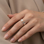 خاتم رومانسي منحوت من الفضة واللؤلؤ