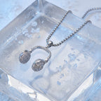 قلادة سماعات رأس دي جيه مرصعة بالكريستال مصنوعة من الفضة الإسترليني عيار 925 مع تفاصيل من الزركونيا المكعبة