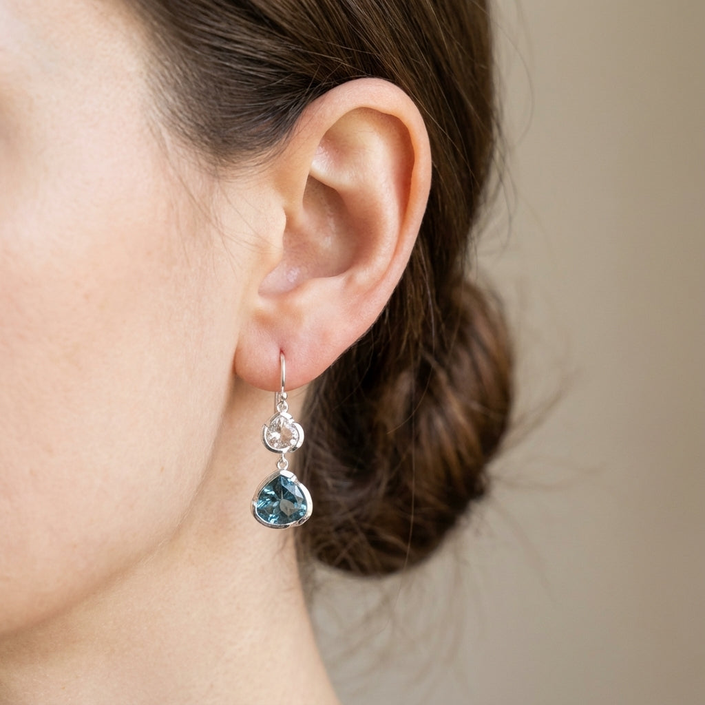 أقراط متدلية من زهرة اللوتس الزرقاء مصنوعة من الفضة الإسترليني ومرصعة بحجر التوباز الأزرق السماوي والأبيض