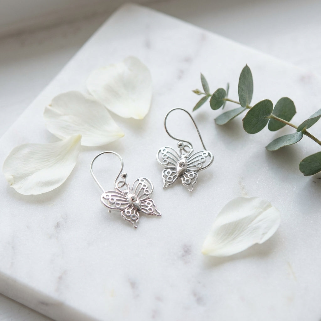 أقراط متدلية من الفضة الإسترلينية بتصميم فراشة مزخرفة بأحجار الراين