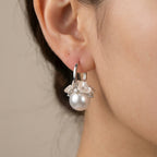 أقراط هغي من الفضة عيار 925 مطلية بالروديوم ومرصعة باللؤلؤ وتفاصيل زهرية من الزركونيا المكعبة