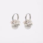 أقراط هغي من الفضة عيار 925 مطلية بالروديوم ومرصعة باللؤلؤ وتفاصيل زهرية من الزركونيا المكعبة