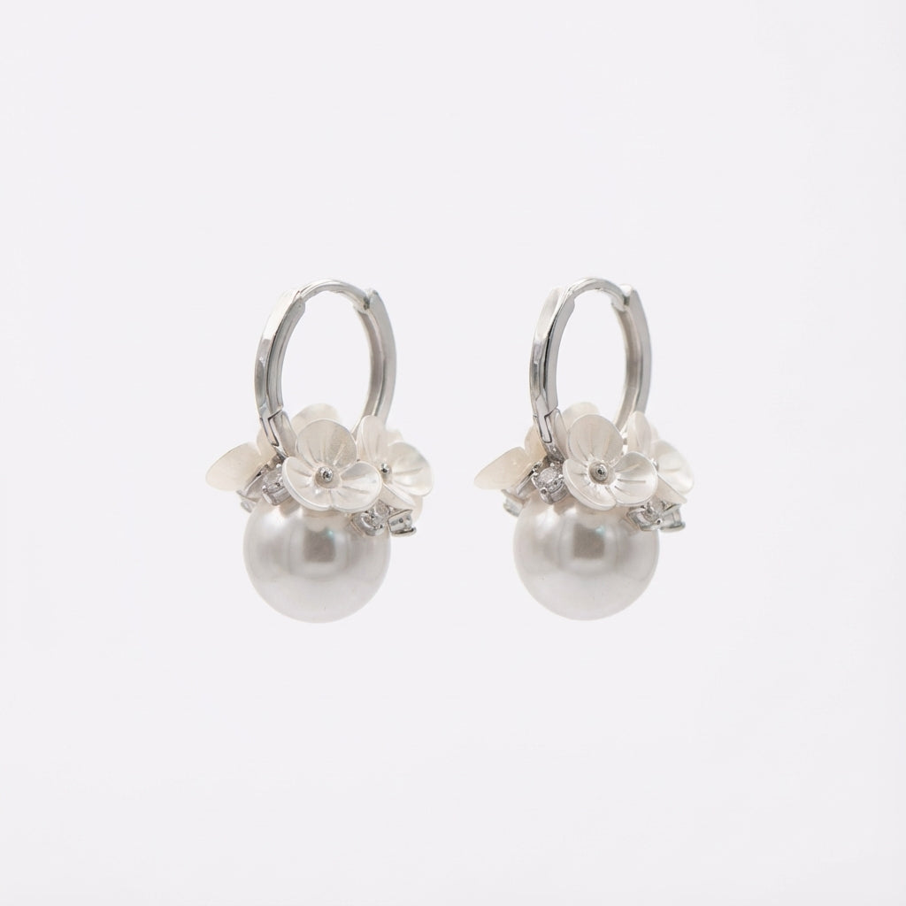 أقراط هغي من الفضة عيار 925 مطلية بالروديوم ومرصعة باللؤلؤ وتفاصيل زهرية من الزركونيا المكعبة