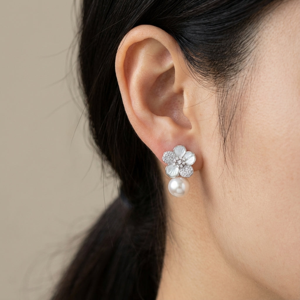 أقراط قبة من الفضة عيار 925 مطلية بالروديوم مرصعة باللؤلؤ وبتلات زهرية مرصعة