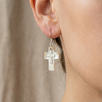 أقراط متدلية على شكل صليب من الصدف الطبيعي من الفضة عيار 925 - أبيض، أسود، برونزي