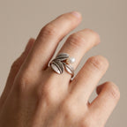 خاتم فلورا بيرل من الفضة الإسترليني بتصميم ورقة شجر مرصع بلؤلؤ المياه العذبة