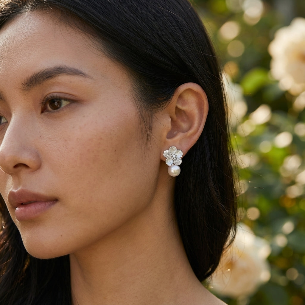 أقراط قبة من الفضة عيار 925 مطلية بالروديوم مرصعة باللؤلؤ وبتلات زهرية مرصعة