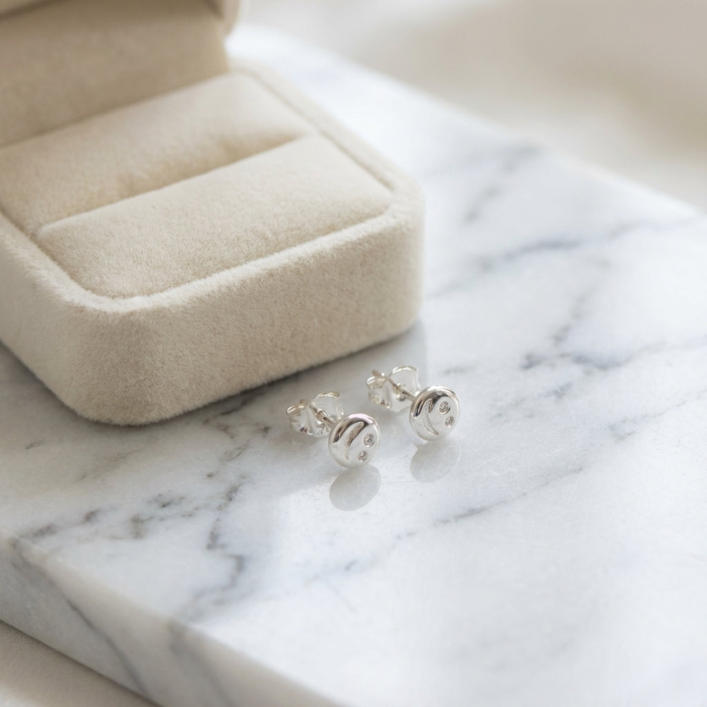 أقراط فضية مرصعة بوجه مبتسم، مصنوعة من الفضة الإسترليني عيار 925، خفيفة الوزن.