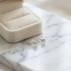 أقراط فضية مرصعة بوجه مبتسم، مصنوعة من الفضة الإسترليني عيار 925، خفيفة الوزن.