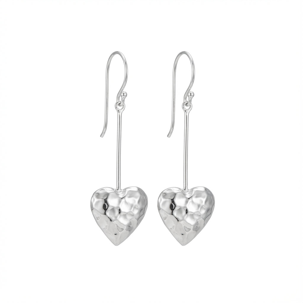 أقراط على شكل قلب من الفضة الإسترليني المطروقة، بتصميم بسيط وطويل.