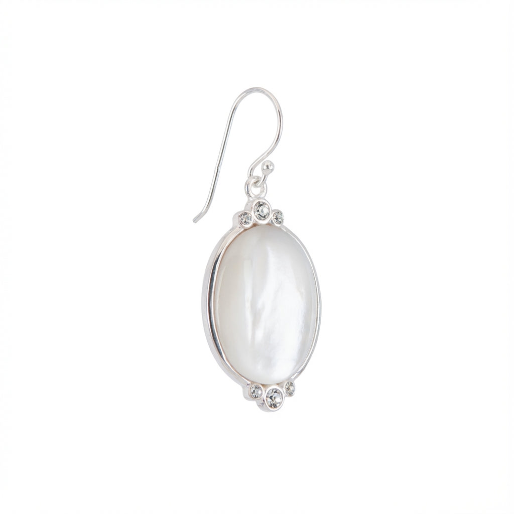 أقراط بيضاوية متدلية من الفضة الإسترلينية واللؤلؤ مع لمسات من الكريستال