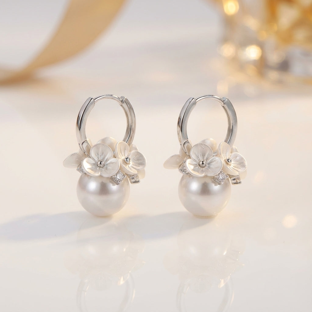 أقراط هغي من الفضة عيار 925 مطلية بالروديوم ومرصعة باللؤلؤ وتفاصيل زهرية من الزركونيا المكعبة