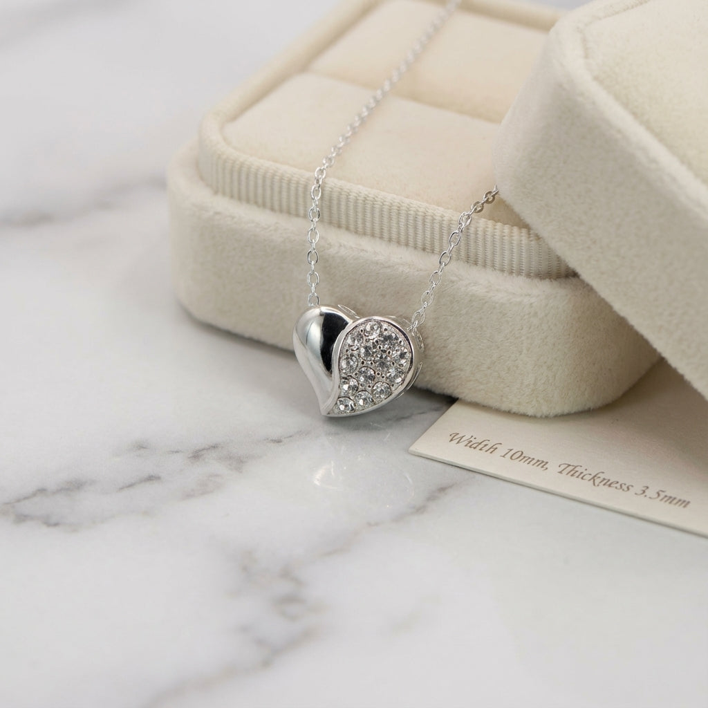 قلادة ديفينا الفضية ذات القلب المزدوج بتصميم متباين من أحجار الراين المرصعة