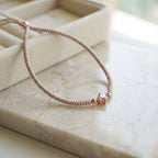 سوار من حبل الباراكورد بلون بيج رمادي مع قلب من الكريستال الذهبي الوردي