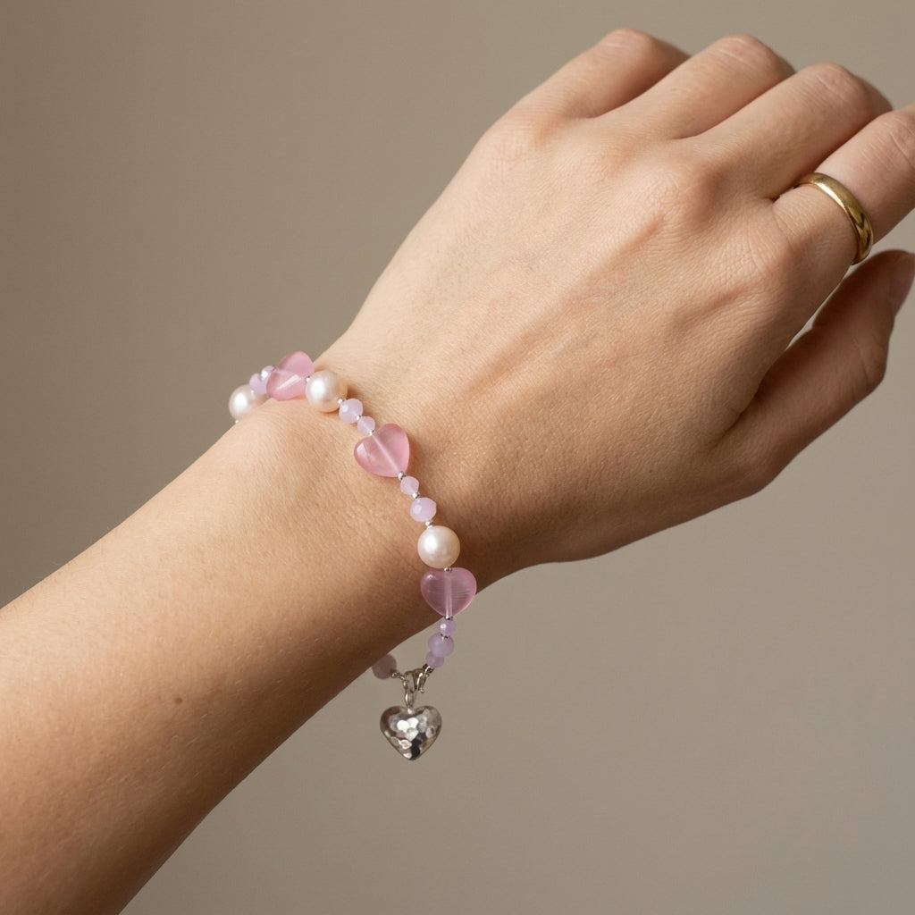 سوار على شكل قلب من الكوارتز الوردي مع تعليقة من الفضة المطروقة