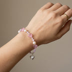 سوار على شكل قلب من الكوارتز الوردي مع تعليقة من الفضة المطروقة