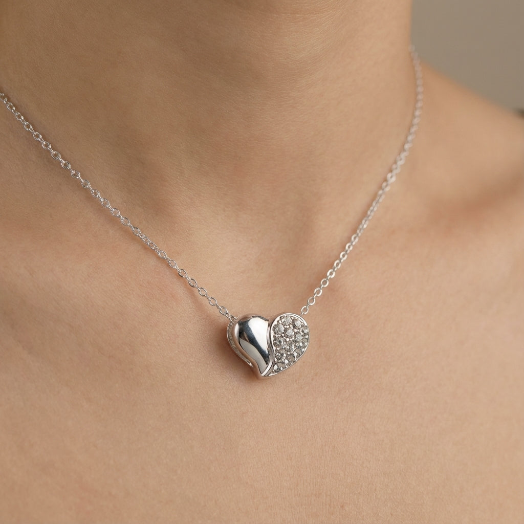 قلادة ديفينا الفضية ذات القلب المزدوج بتصميم متباين من أحجار الراين المرصعة