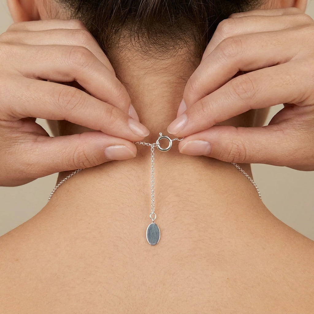 How to wear a silver necklace with a pendant on a neutral background, Sring lock closer