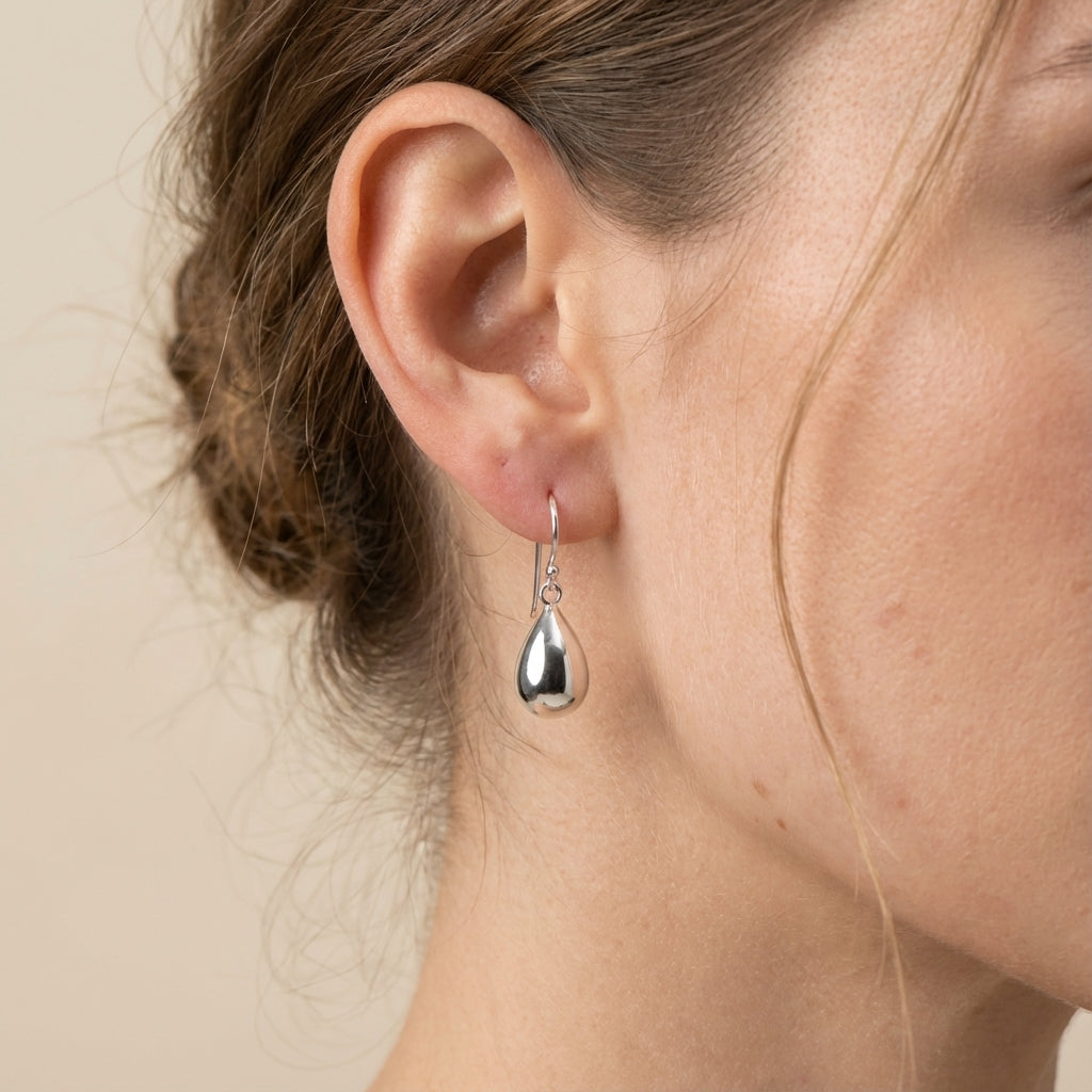 أقراط فضية بتصميم قطرات منصهرة، بتصميم بسيط وأنيق، وبسعر مناسب، مجوهرات فاخرة