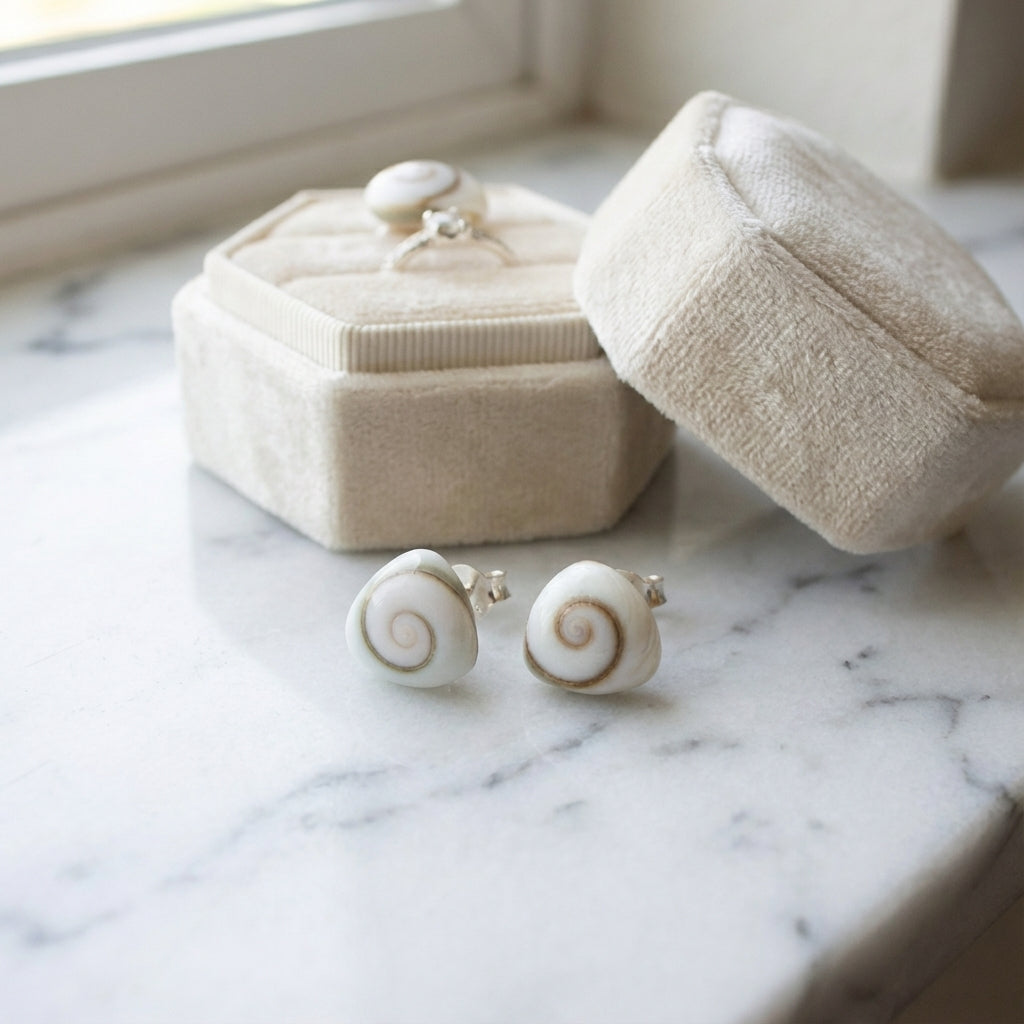 أقراط فضية مرصعة بصدفة عين شيفا للنساء