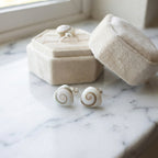 أقراط فضية مرصعة بصدفة عين شيفا للنساء