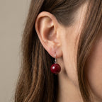 أقراط متدلية على شكل كرة بلون عُنَّابِي من الفضة الخالصة عيار 925