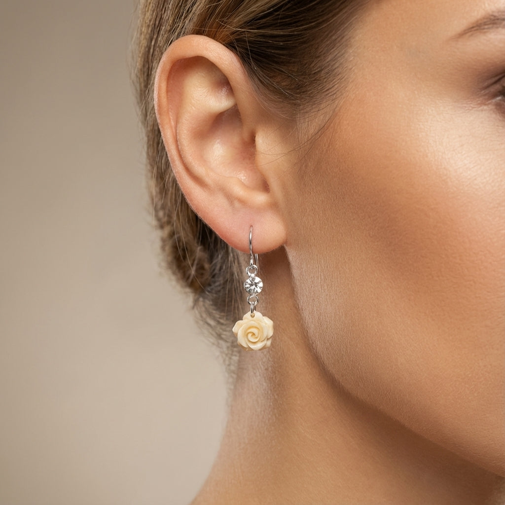 أقراط متدلية من الفضة عيار 925 مرصعة بوردة كريمية وأحجار الراين مع لمسة كريستالية مزدوجة