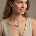 قلادة محطة أيريا الخطية من الفضة المطلية بالروديوم