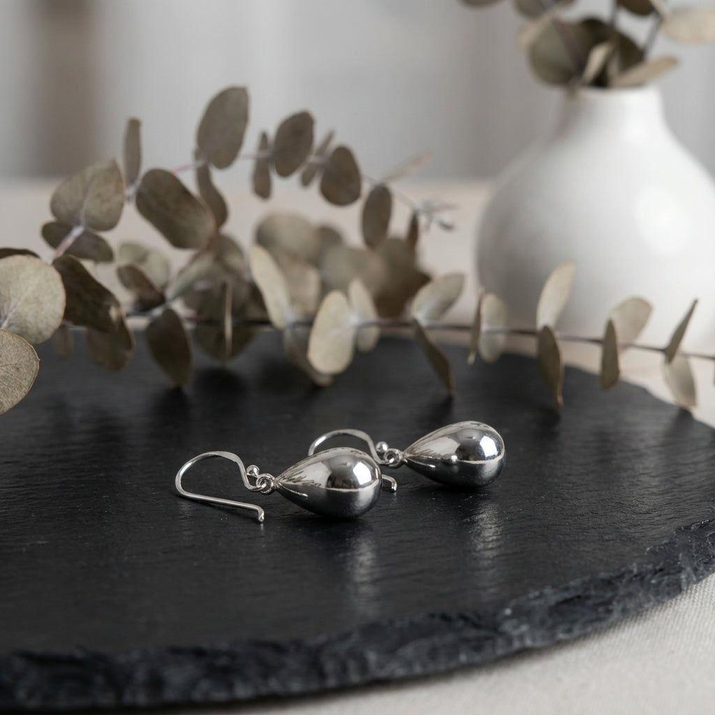 أقراط فضية بتصميم قطرات منصهرة، بتصميم بسيط وأنيق، وبسعر مناسب، مجوهرات فاخرة