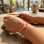 سوار فضي على شكل قلب مع خيط مطاطي وردي فاقع