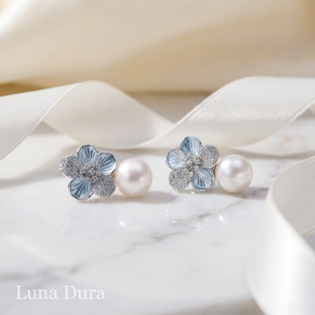 أقراط قبة من الفضة عيار 925 مطلية بالروديوم مرصعة باللؤلؤ وبتلات زهرية مرصعة