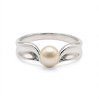 خاتم رومانسي منحوت من الفضة واللؤلؤ