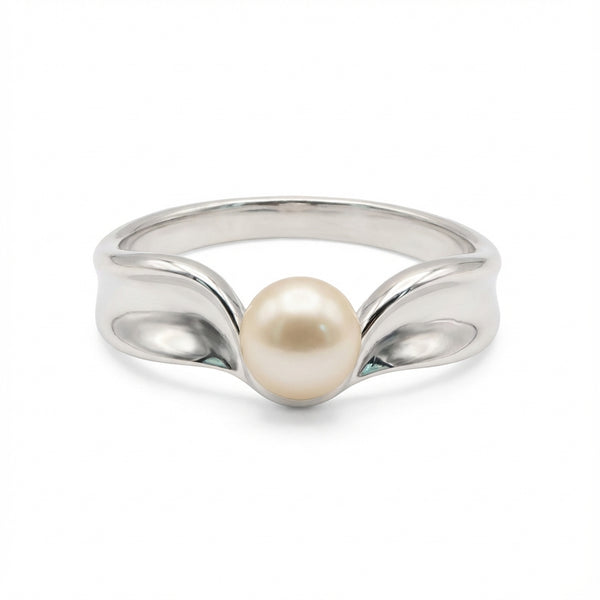 polished silver ring with sculpted band and freshwater pearl luna dura dubai