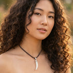 قلادة من الفضة الإسترلينية مع قرن من عرق اللؤلؤ وقلادة جلدية بوهيمية