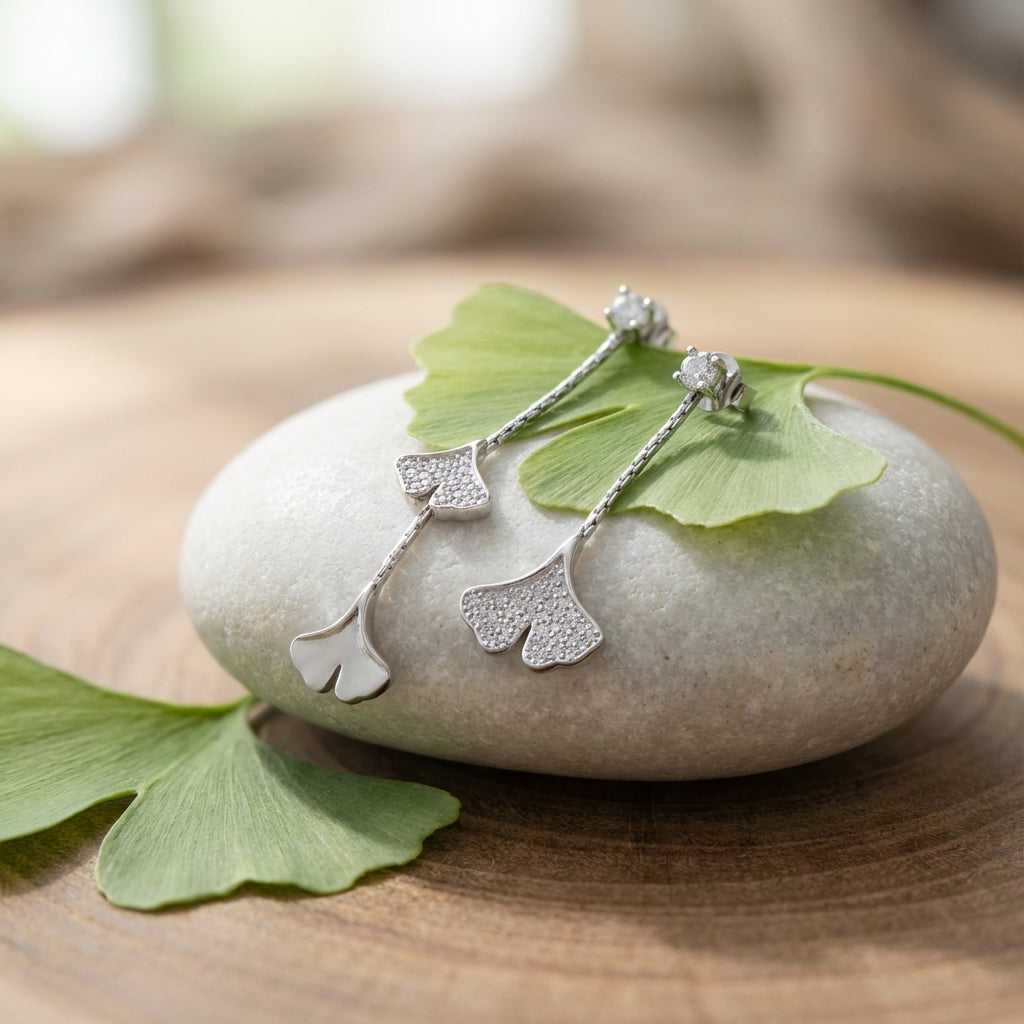 أقراط متدلية على شكل ورقة الجنكة من فوليا لوسيدا، مصنوعة من الفضة الإسترليني عيار 925 - مطلية بالروديوم والذهب عيار 18