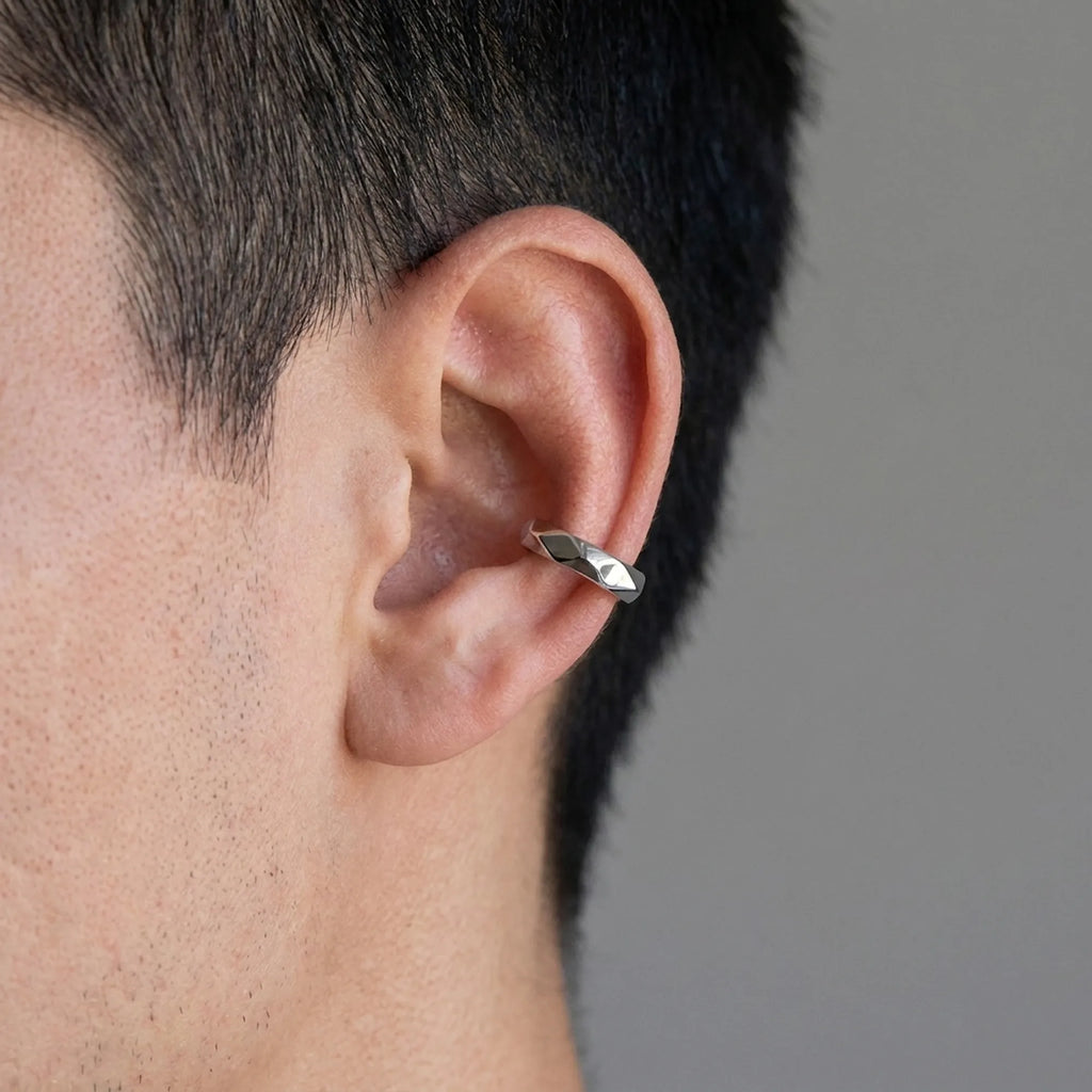 Man wearing a faceted 925 silver ear cuff with no piercing on the cartilage. Luna Dura Dubai.